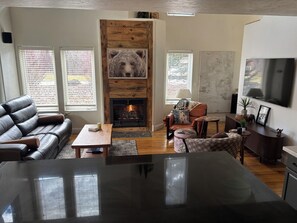 TV, fireplace - Sleeps 10! Newly Updated Townhome Right Off Ski Hill Rd in Driggs, Idaho (Driggs)