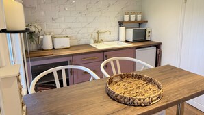 Private kitchen - Romantic Countryside Cottage + King Bed + Views (Maybole)
