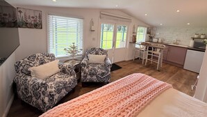 1 bedroom, iron/ironing board, WiFi, bed sheets - Romantic Countryside Cottage + King Bed + Views (Maybole)