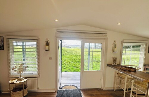 Romantic Countryside Cottage + King Bed + Views