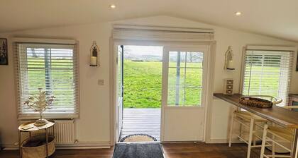 Romantic Countryside Cottage + King Bed + Views