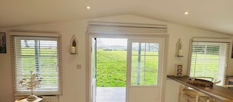 Romantic Countryside Cottage + King Bed + Views