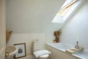 Hair dryer, towels, soap, toilet paper - Boutique Cottage in the Heart of Kintbury. Pet friendly! (Kintbury)