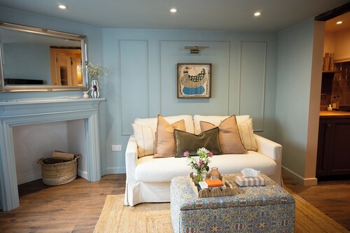 Boutique Cottage in the Heart of Kintbury. Pet friendly!