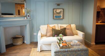 Boutique Cottage in the Heart of Kintbury. Pet friendly!