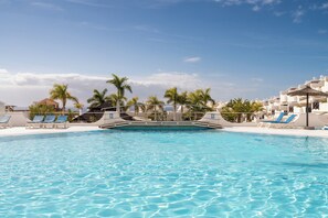 A heated pool - Acogedor dúplex con amplia terraza y vistas al mar. (Adeje)