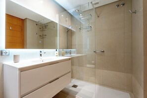 Shower, hair dryer, towels, soap - Acogedor dúplex con amplia terraza y vistas al mar. (Adeje)