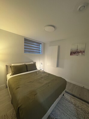 Iron/ironing board, WiFi, bed sheets - Modern 2-Bedroom Lower Suite Near Pembina | Bright, Spacious & Private (Winnipeg)