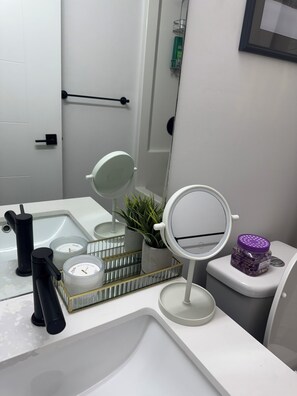 Hiustenkuivaaja, pyyhkeet, saippua, vessapaperi