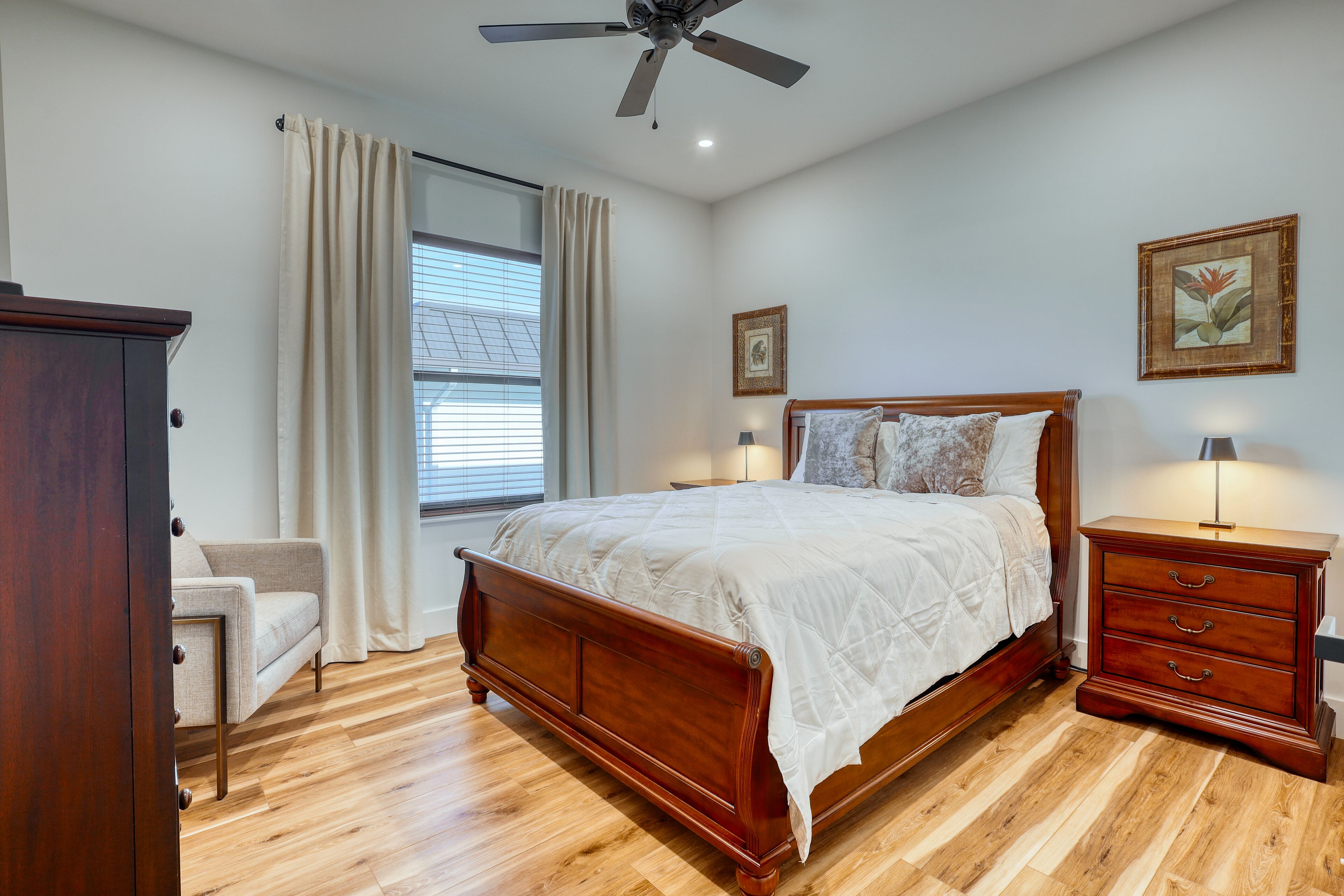 办公桌、熨斗/熨衣板、免费 WiFi、床单