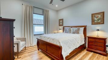 Escritorio, tabla de planchar con plancha, wifi gratis y ropa de cama