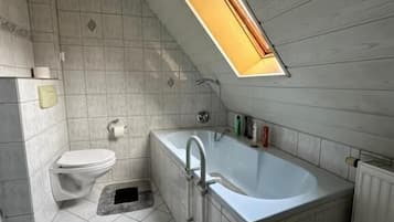Duschwanne, kostenlose Toilettenartikel, Haartrockner, Seife