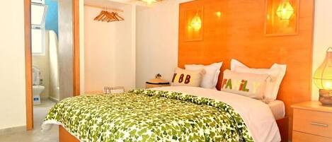 Iron/ironing board, WiFi, bed sheets