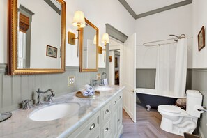Hair dryer, bidet, towels, soap - The Majestic Fern (Savannah)