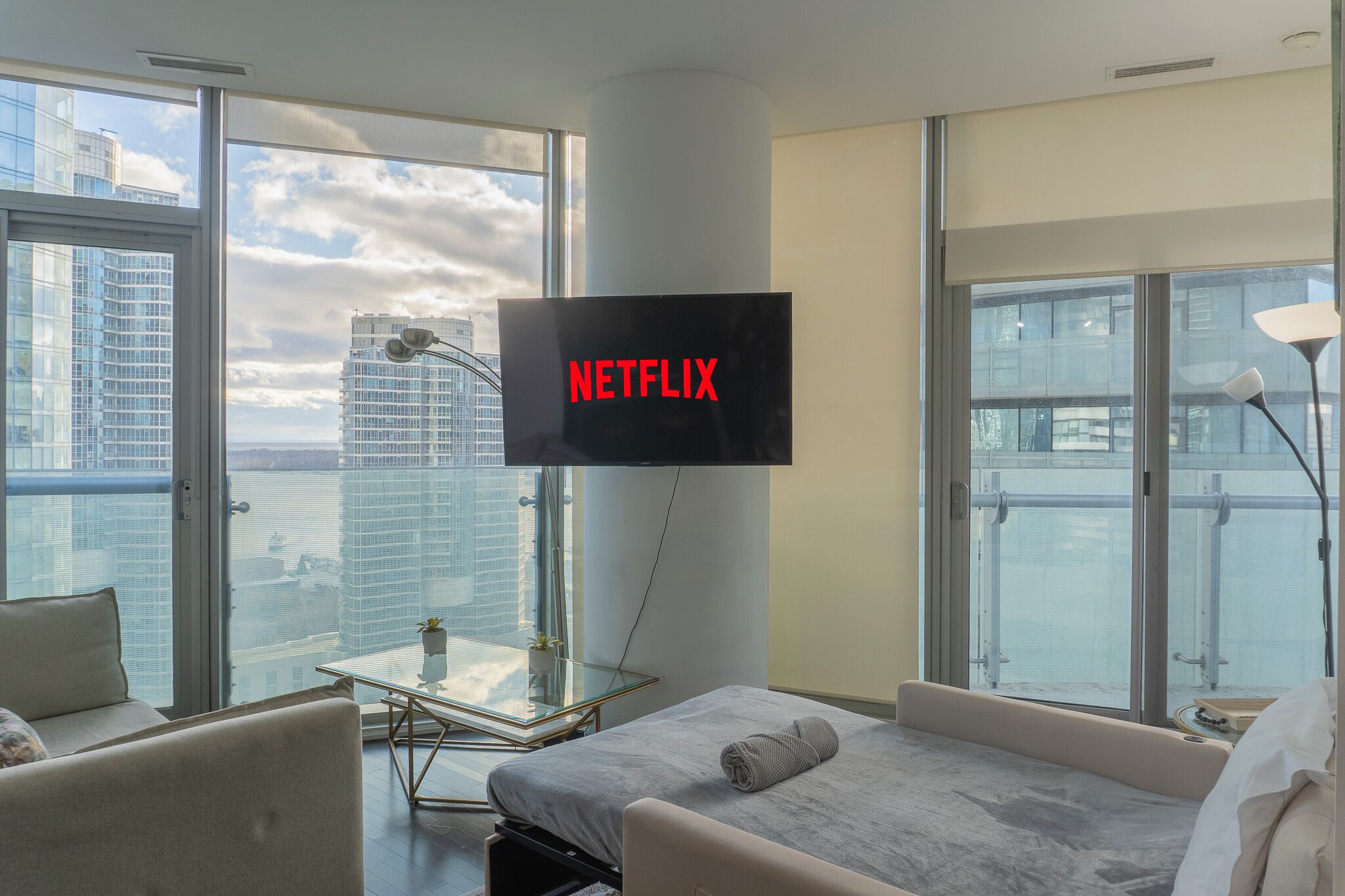 Habitación doble Confort, vista a la ciudad | Área de sala de estar | Smart TV de 50 pulgadas con canales digitales 