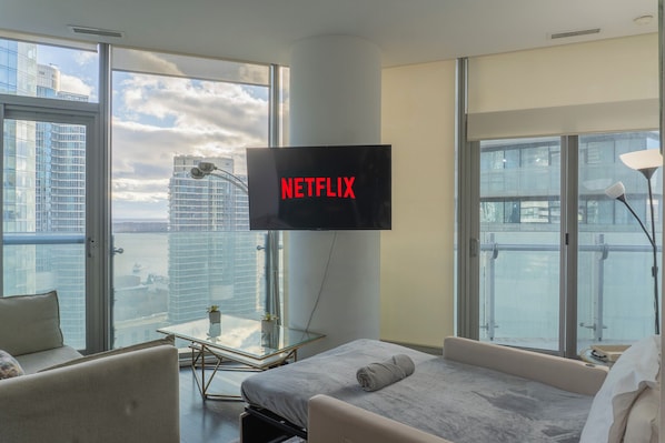 Phòng đôi tiện nghi đơn giản, quang cảnh thành phố | Khu phòng khách | Smart TV 50-inch có truyền hình kỹ thuật số