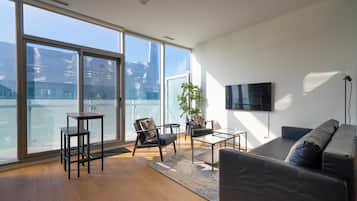 Quarto casal conforto, vista para a cidade | Área de estar | Smart TV 50 polegadas com canais digitais