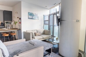 Comfort Double Room, City View | Living area | 50-inch Smart TV with digital channels - Toronto Inn (Toronto)