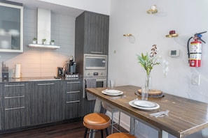 Phòng đôi tiện nghi đơn giản, quang cảnh thành phố | Bếp riêng | Dụng cụ pha cà phê/trà, ấm điện