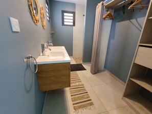 Ducha, toallas y papel higiénico
