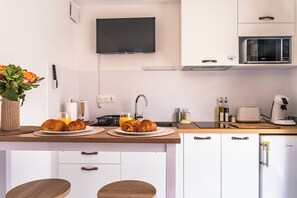 Een microgolfoven, een kookplaat