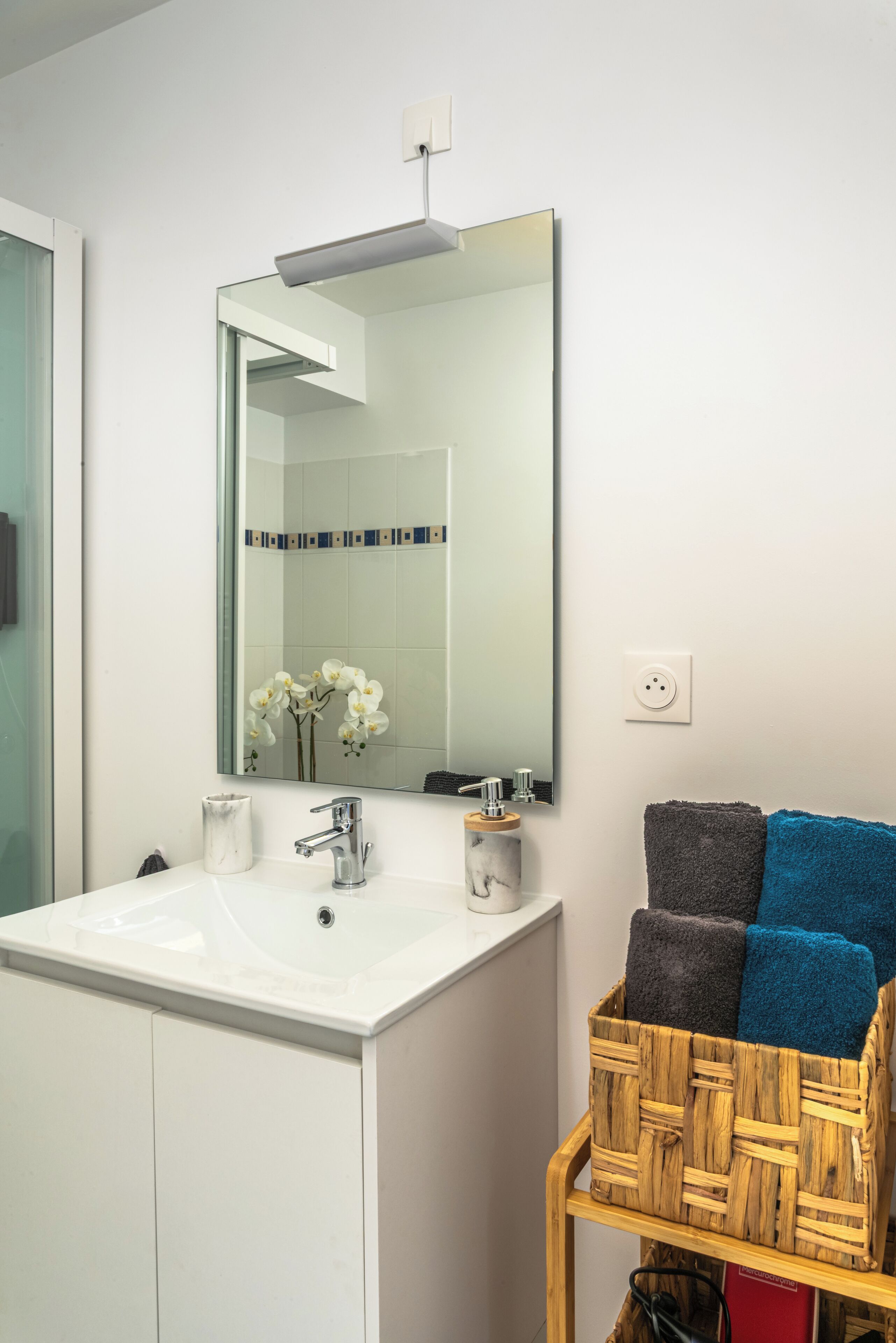 Een douche, een haardroger, handdoeken, zeep