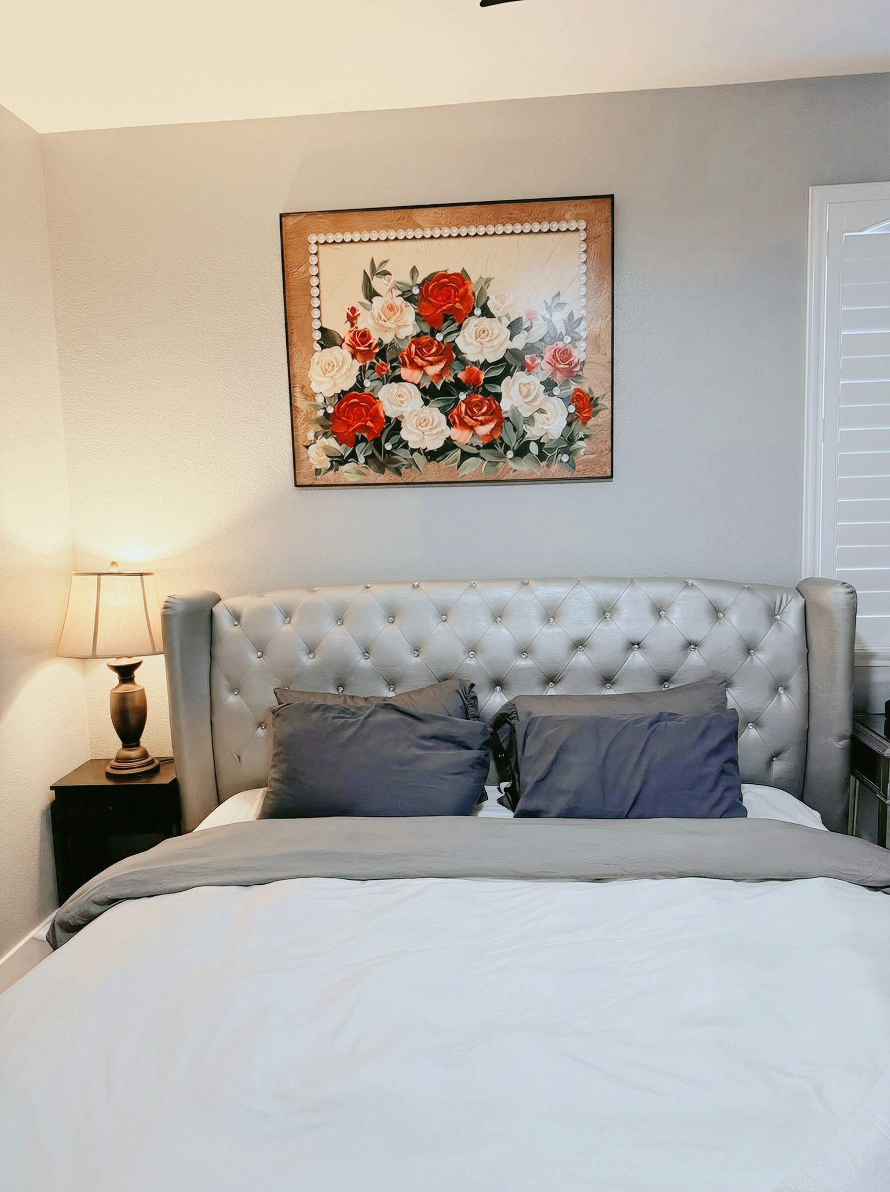 Escritorio, tabla de planchar con plancha, wifi y ropa de cama 