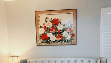 Escritorio, tabla de planchar con plancha, wifi y ropa de cama