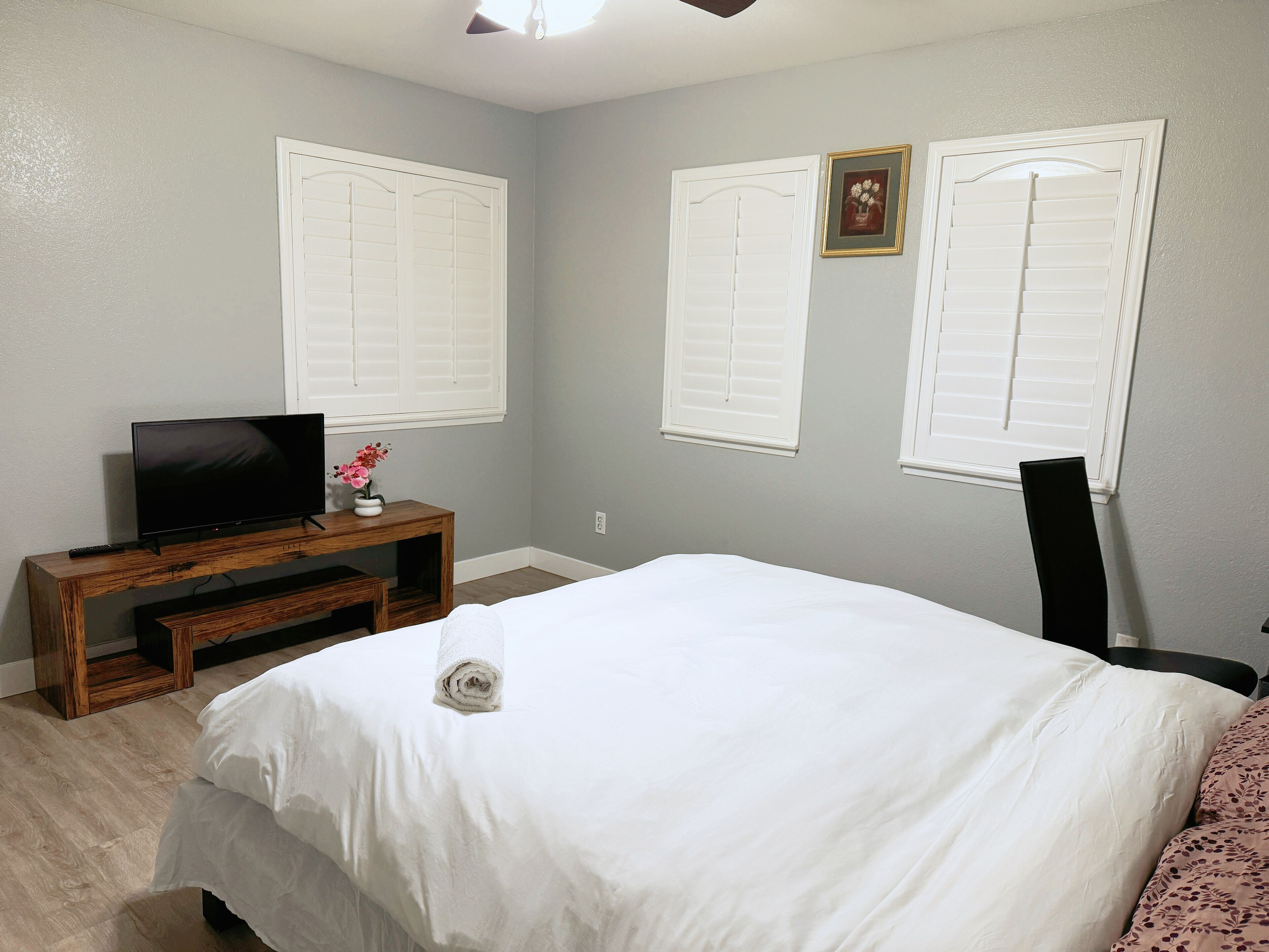 Desk, iron/ironing board, WiFi, bed sheets