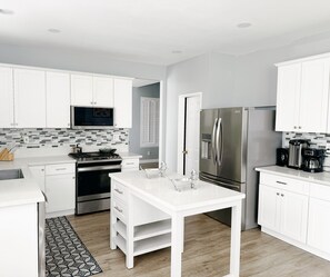 Jääkaappi, mikroaaltouuni, uuni, liesi