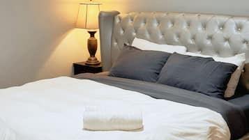 Escritorio, tabla de planchar con plancha, wifi y ropa de cama