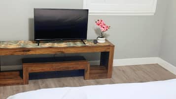 Escritorio, tabla de planchar con plancha, wifi y ropa de cama