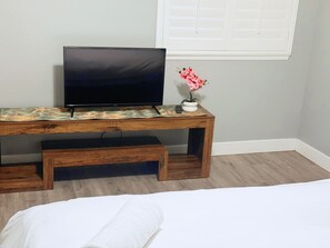 Escritorio, tabla de planchar con plancha, wifi y ropa de cama