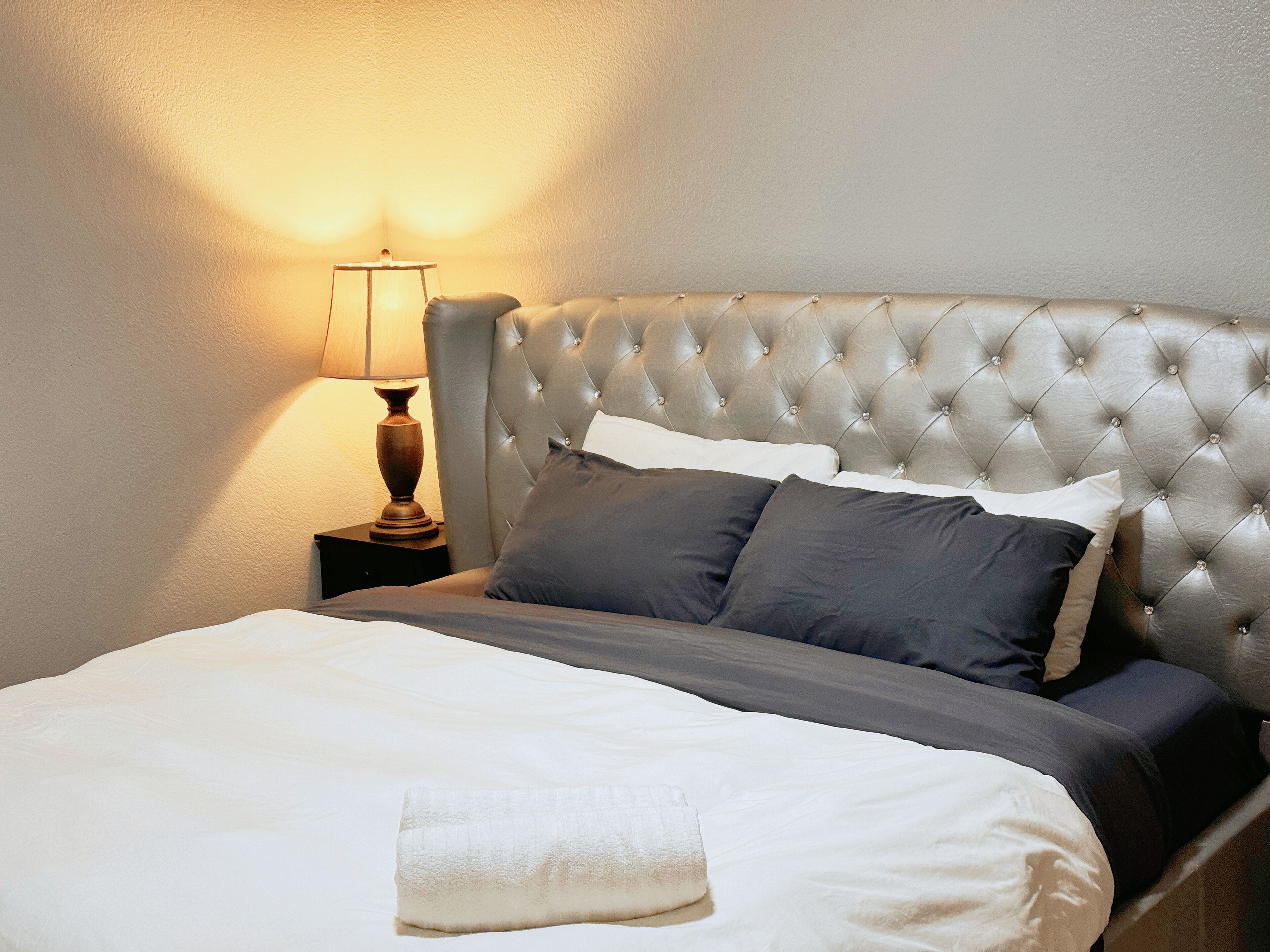 Desk, iron/ironing board, WiFi, bed sheets