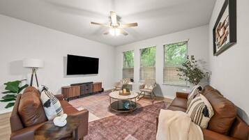 Smart TV 70-inci dengan saluran TV digital