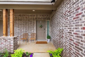 Exterior - Luxurious 4 Bed Duplex Getaway (Denton)