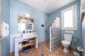 Hair dryer, towels, soap, toilet paper - Villa Sol. Welcome to your dream getaway. Breathtaking views in quiet location. (Magganos)