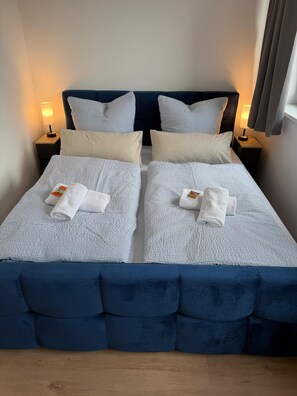 Iron/ironing board, Internet, bed sheets - Modern apartment with parking and 24h check-in (Braunschweig)