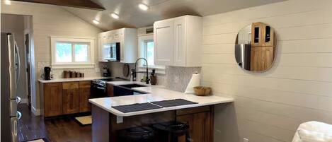 Microondas, horno, parrilla de estufa y lavavajillas