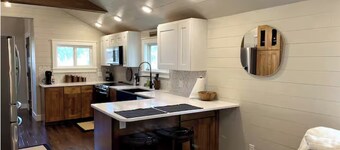 Cozy 3-bedroom house with exquisite attention to detail!