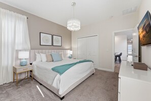 5 bedrooms, laptop workspace, iron/ironing board, travel cot - Spacious 5BR Home With Pool Near Disney (Kissimmee)