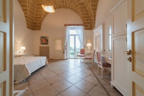 Una scrivania, Wi-Fi gratuito, lenzuola