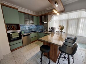 Oven, stovetop, dishwasher - Mavi Maison vacation home by the lake in Egirdir (Egirdir)