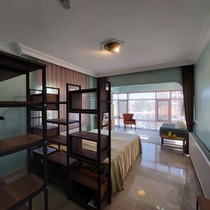Tabla de planchar con plancha, wifi, ropa de cama