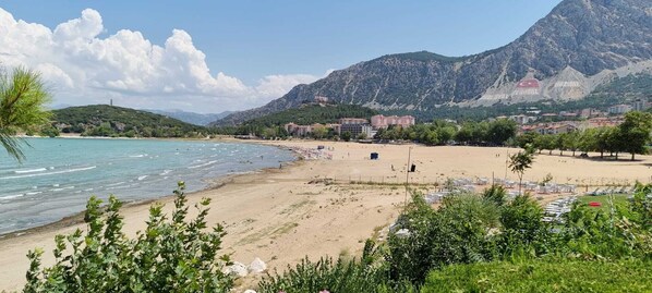 On the beach - Mavi Maison vacation home by the lake in Egirdir (Egirdir)