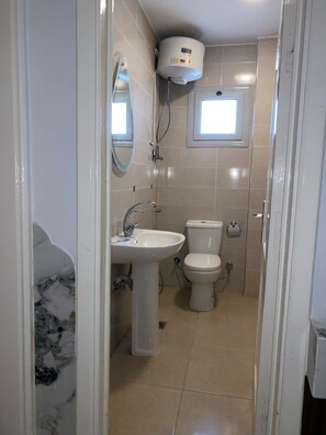 Douche, bidet, savon, papier toilette