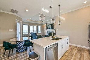 Fridge, microwave, oven, stovetop - Blissful Blue Oasis- Waterfront in Treasure Island (Freeport)
