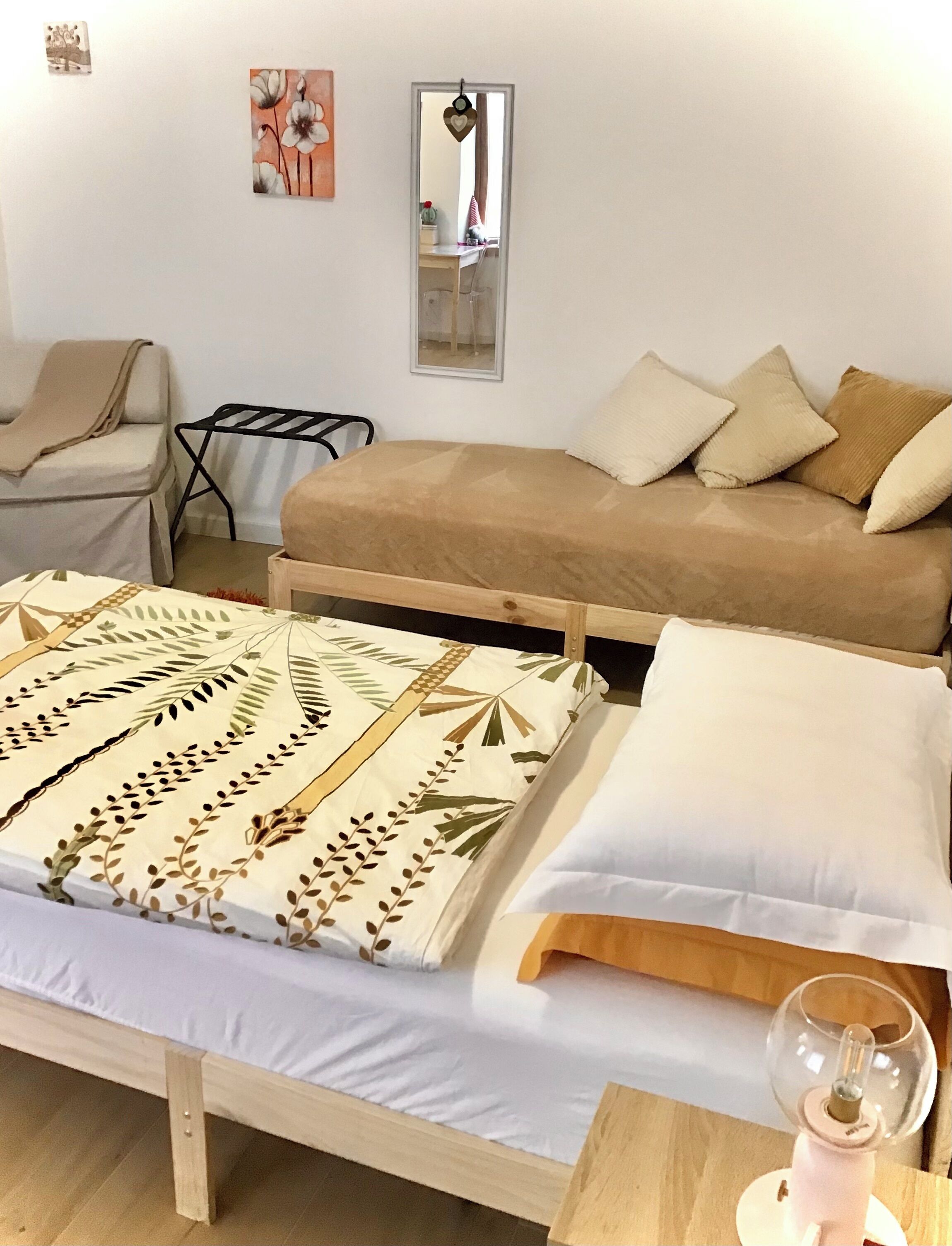 Una cassaforte in camera, una scrivania, ferro/asse da stiro