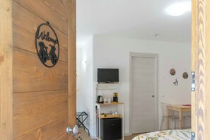 Room - Alloggio Floralpina, soggiorni brevi, smart working e wi-fi (Ponte Nelle Alpi)