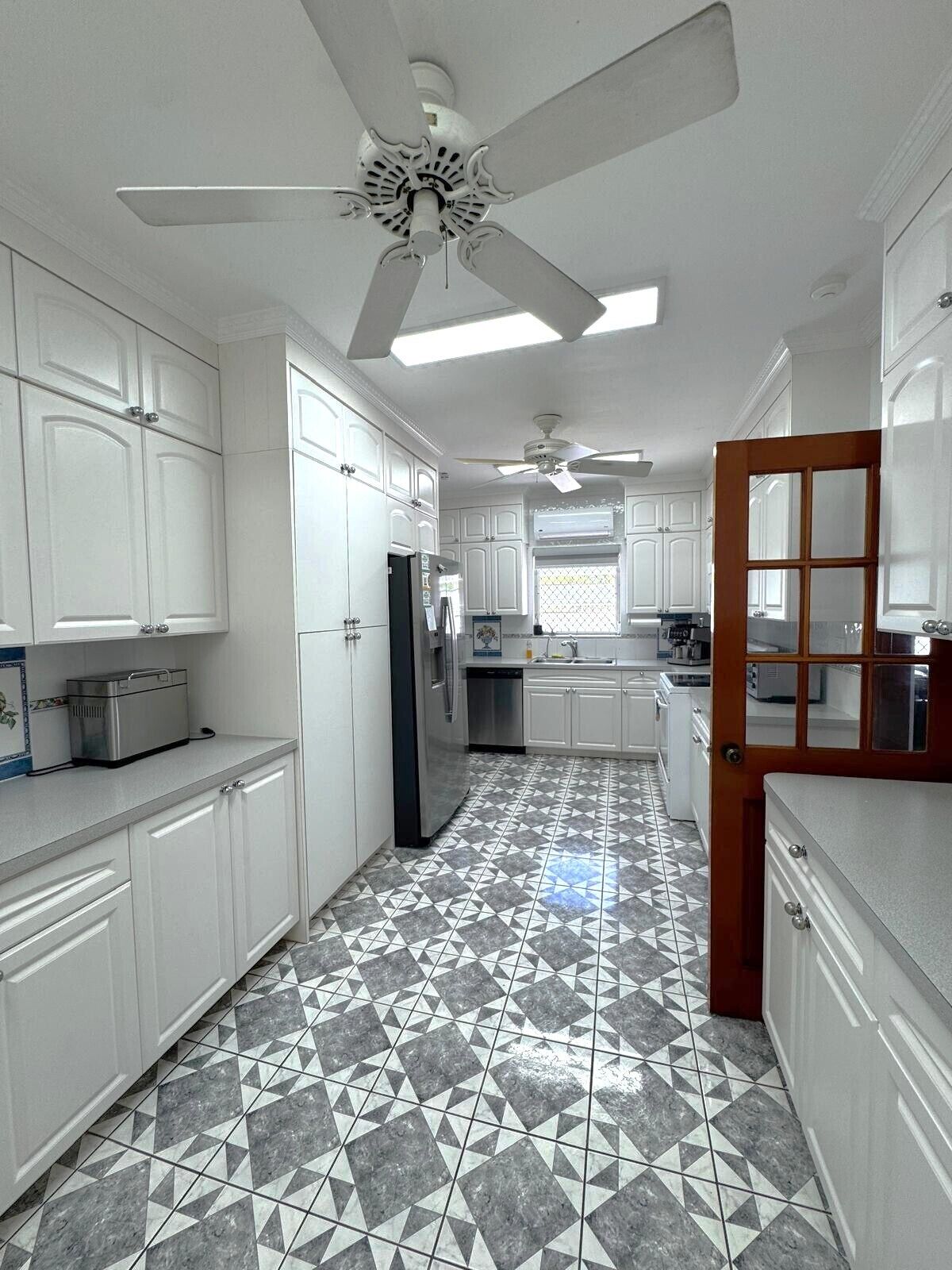 Een magnetron, een oven, een kookplaat, een vaatwasser